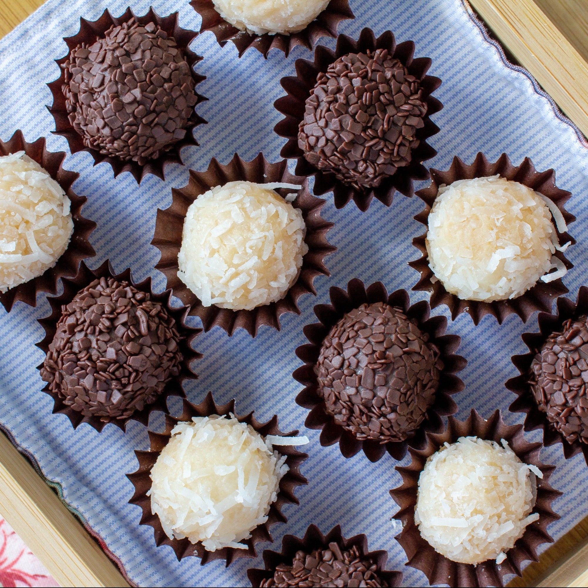 Boîte de Brigadeiros et Beijinhos (Chocolat et Noix de Coco) (24 unités)