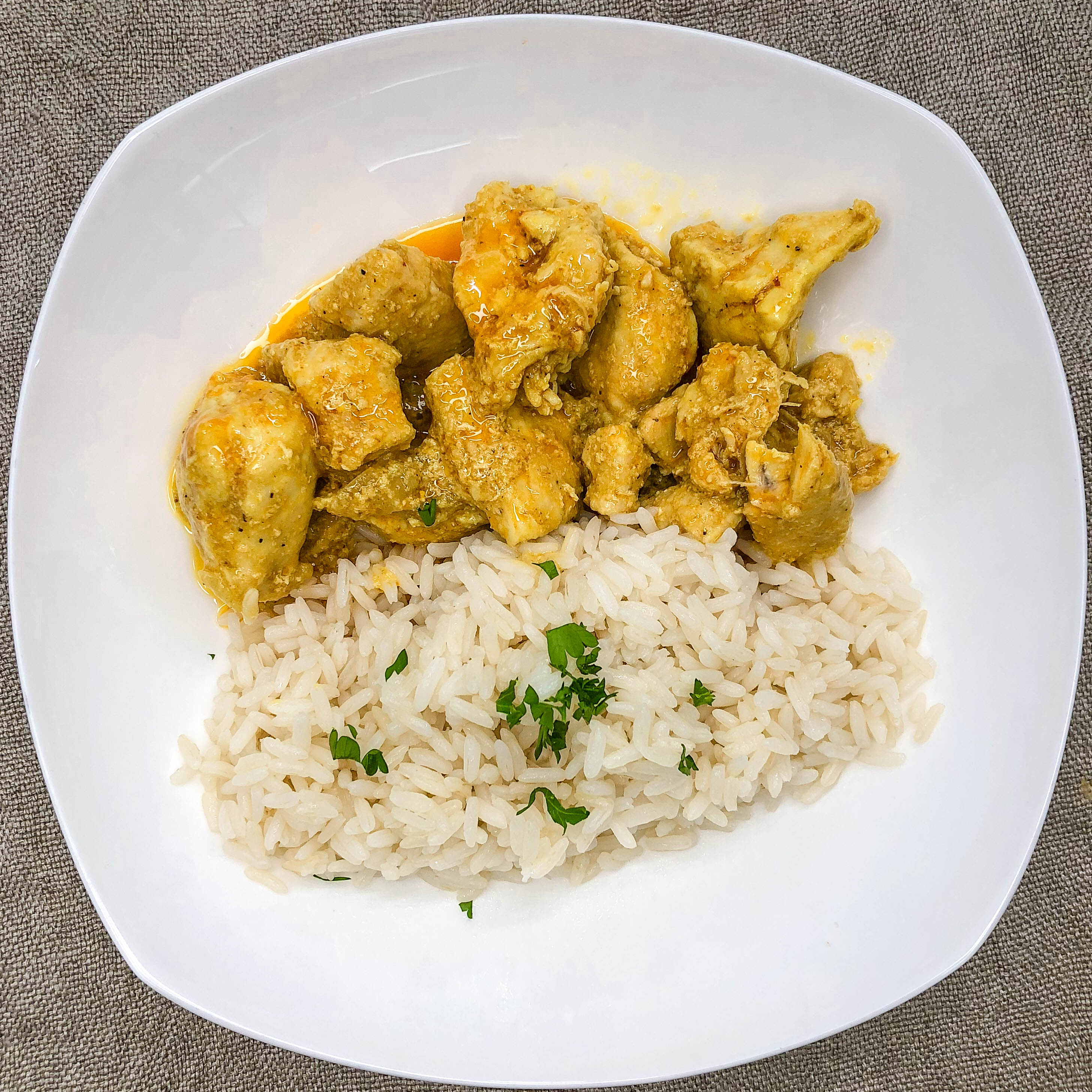 Poulet au curry et lait de noix de coco